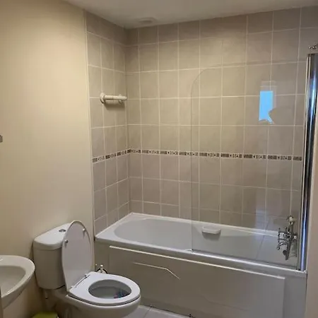 Nyaraló Modern 4 Bed House In Town