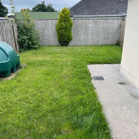 Дом отдыха Modern 4 Bed House In Town