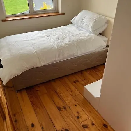 Modern 4 Bed House In Town *