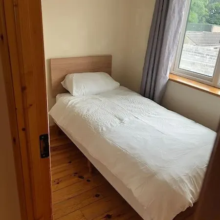 Дом отдыха Modern 4 Bed House In Town *