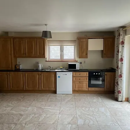 Hébergement de vacances Modern 4 Bed House In Town Tubbercurry
