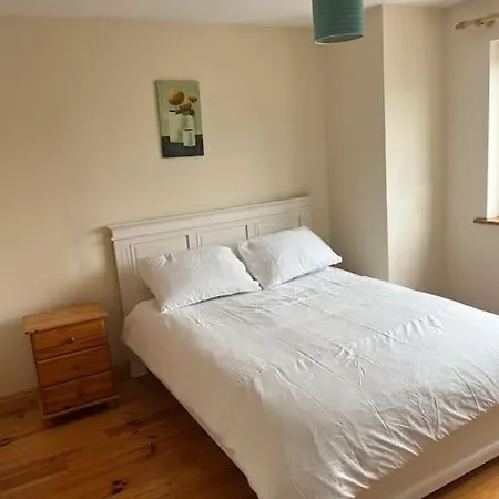 Modern 4 Bed House In Town Hébergement de vacances