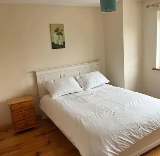 Modern 4 Bed House In Town 別荘